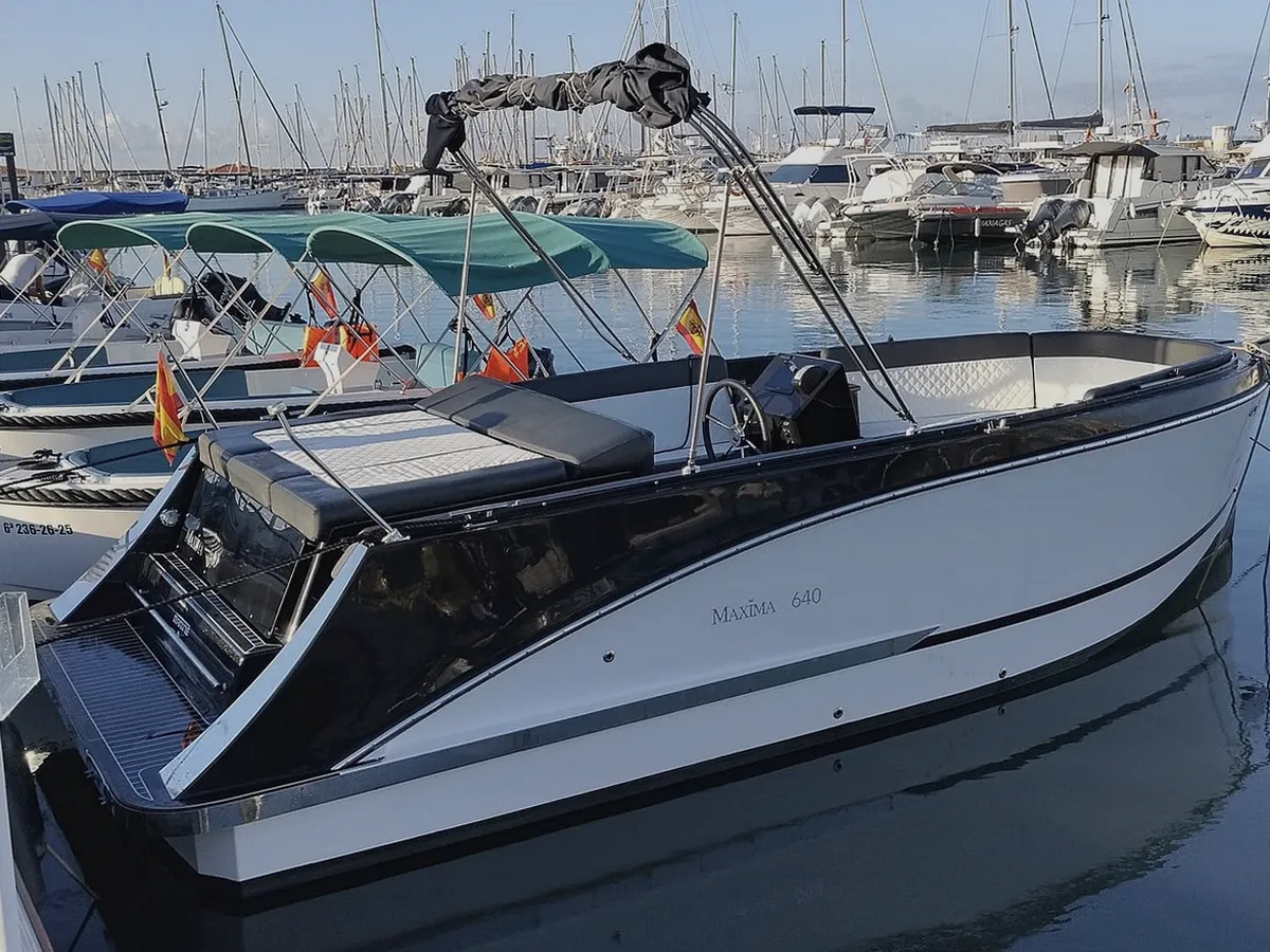 Equipo de Alquiler Barcos ayudando a organizar un alquiler de barco en Gran Canaria